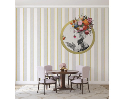 Matsal med runt träbord, stolar och konstverk på väggen