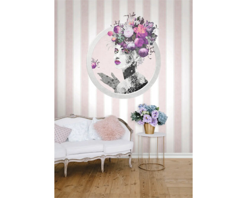 Dekorativt vardagsrum med randig tapet och blommotiv