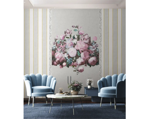 Dekorativt vardagsrum med två blå fåtöljer, ett soffbord och ett stort blommönster på väggen