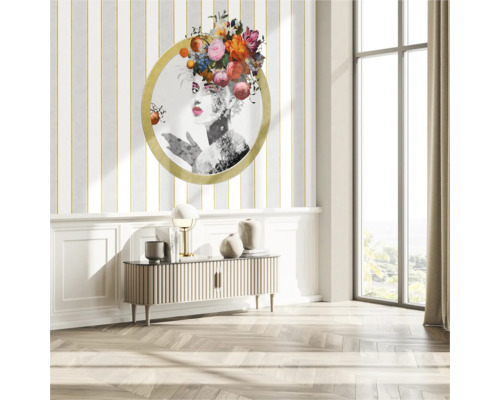 Vardagsrum med dekoration, byrå och väggmålning