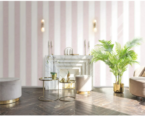 Vardagsrum med randig tapet, öppen spis, dekorativa bord och krukväxt