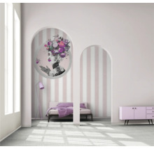 Sovrum med säng, byrå och väggmålning i en ram