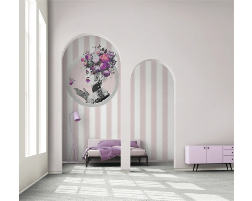 Sovrum med säng, byrå och väggmålning i en ram