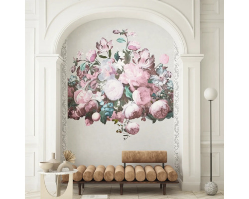 Vägg med blommönster, soffa, bord och golvlampa i ett ljust rum