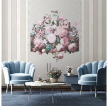 Dekorativt vardagsrum med blå fåtöljer, soffbord och blomsterväggmålning