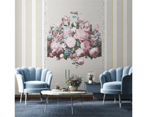 Dekorativt vardagsrum med blå fåtöljer, soffbord och blomsterväggmålning