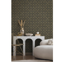 Dekorativ tapet med kronor, romber och bokstäver i ett vardagsrum