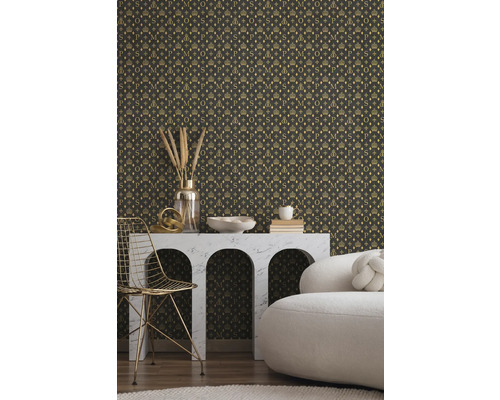 Dekorativ tapet med kronor, romber och bokstäver i ett vardagsrum