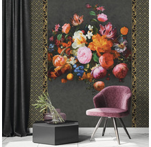 Dekorativt vardagsrum med blomstervägg, fåtölj och sidobord