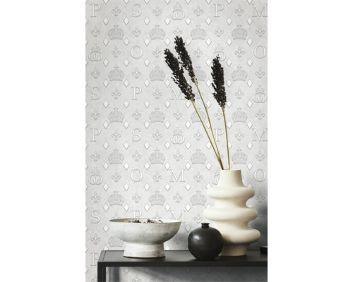 Närbild av en stilfull interiör med mönstrad tapet, en skål, en vas och dekorativa element på en hylla