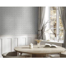 Ljust rum med mönstrad tapet, matbord och fönster