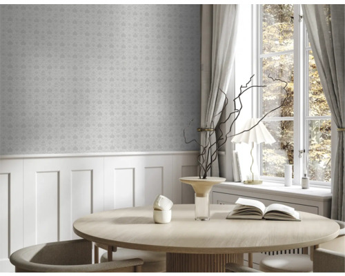 Ljust rum med mönstrad tapet, matbord och fönster