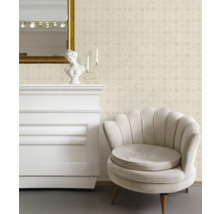 Dekorativt rum med beige mönstrad tapet, fåtölj och öppen spis