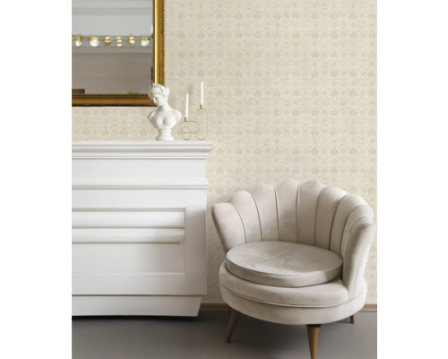 Dekorativt rum med beige mönstrad tapet, fåtölj och öppen spis