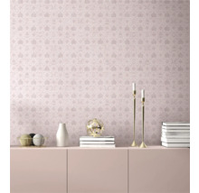 Rumsvy med rosa mönstrad tapet med kronor, bokstäver och romber