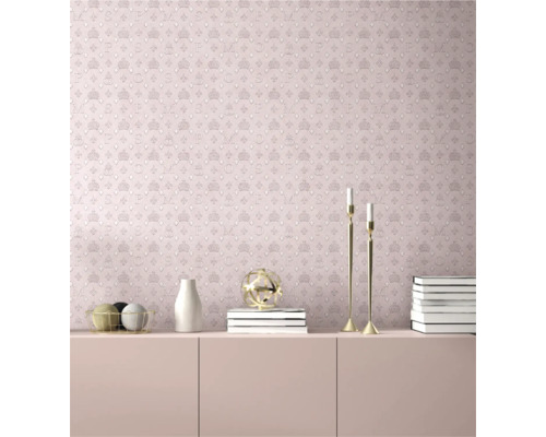 Rumsvy med rosa mönstrad tapet med kronor, bokstäver och romber