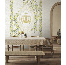 Matsal med blommig tapet, bord och sittbänk