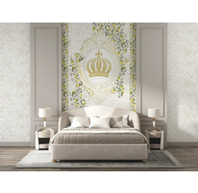 Sovrum med säng, nattduksbord och blommönstrad tapet med kronmotiv