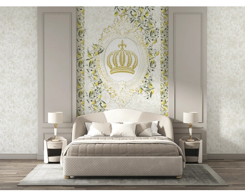 Sovrum med säng, nattduksbord och blommönstrad tapet med kronmotiv