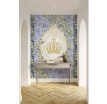 Hall med tapet med citronmönster, konsolbord och dekoration