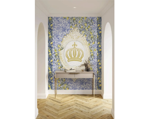 Hall med tapet med citronmönster, konsolbord och dekoration