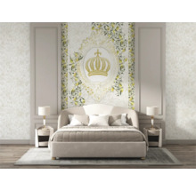 Sovrum med säng, sängbord och väggdekoration med citronmönster