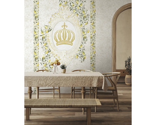 En matsal med ett bord och stolar framför en tapet med ett citronmönster och en krona