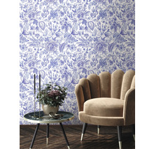 Inredningsscen med blommig tapet, fåtölj och sidobord