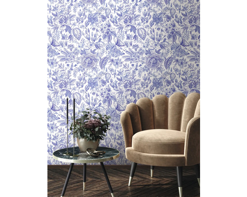 Inredningsscen med blommig tapet, fåtölj och sidobord