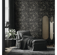 Vardagsrum med schäslong, rumsavdelare och blommig tapet