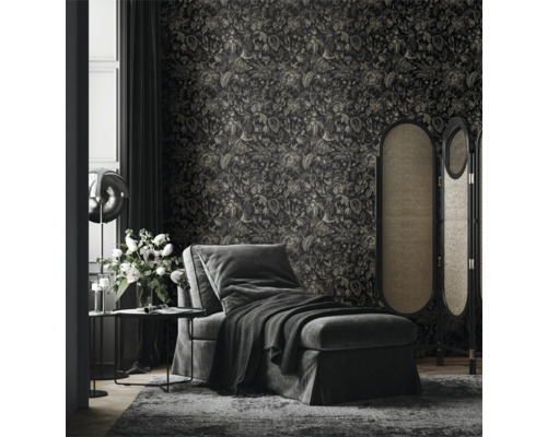 Vardagsrum med schäslong, rumsavdelare och blommig tapet