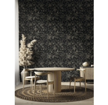 Matsal med blommig tapet, träbord, stolar och rund matta