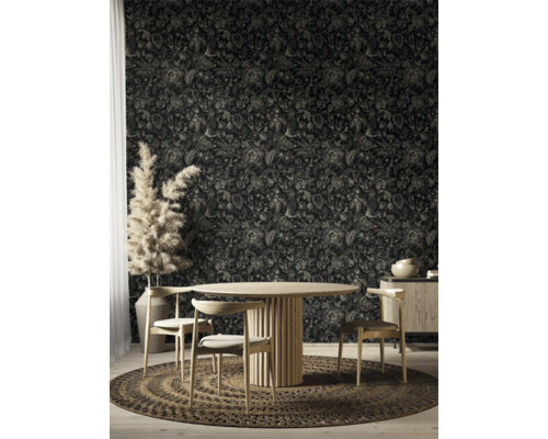 Matsal med blommig tapet, träbord, stolar och rund matta