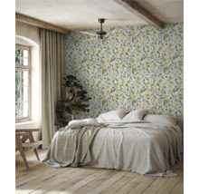 Sovrum med säng, fönster, gardiner och tapet med citronmönster