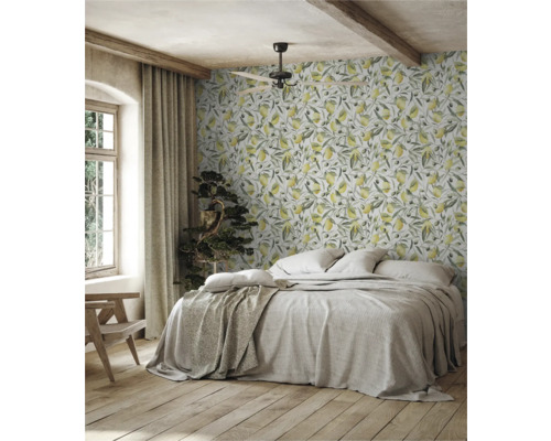 Sovrum med säng, fönster, gardiner och tapet med citronmönster