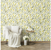 Dekorerat rum med tapet med citron- och olivmotiv, fåtölj och sidobord.