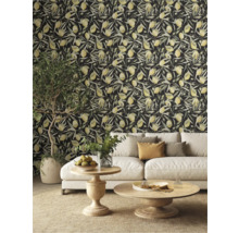 Vardagsrum med soffa och väggtapet med citronmönster