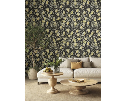 Vardagsrum med soffa och väggtapet med citronmönster