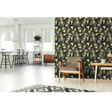 Vardagsrum med tapet med citronmönster, fåtölj och dekoration