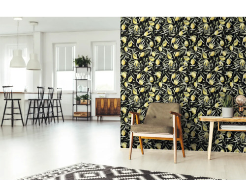 Vardagsrum med tapet med citronmönster, fåtölj och dekoration