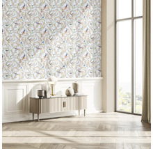 Dekorativt vardagsrum med tapet med fågelmönster, byrå och stort fönster