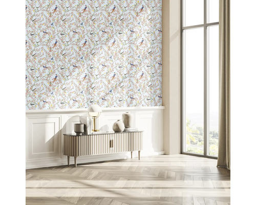 Dekorativt vardagsrum med tapet med fågelmönster, byrå och stort fönster