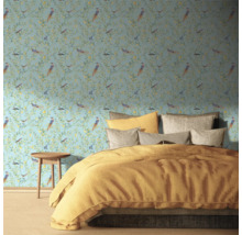 Sovrum med mönstrad tapet med fågel- och växtmotiv