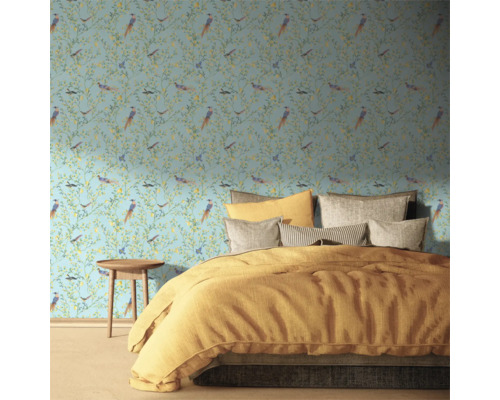 Sovrum med mönstrad tapet med fågel- och växtmotiv