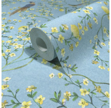 En rulle tapet med fågel- och blomstermotiv.