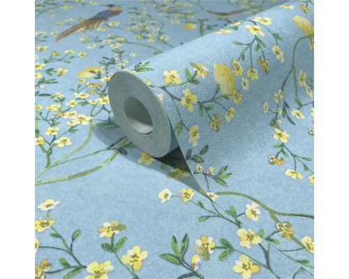 En rulle tapet med fågel- och blomstermotiv.