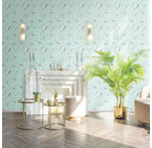 Vardagsrum med mönstrad tapet, öppen spis, sidobord och krukväxt