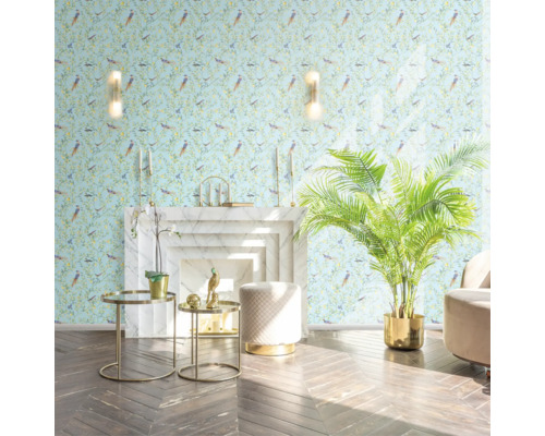 Vardagsrum med mönstrad tapet, öppen spis, sidobord och krukväxt