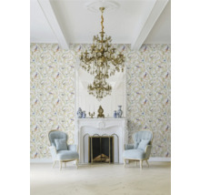 Klassiskt vardagsrum med tapet med fågelmönster, öppen spis, spegel och kristallkrona