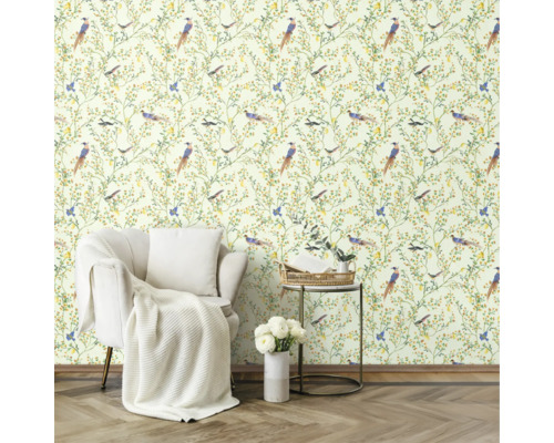 Rumsöversikt med tapet med fågel- och växtmönster
